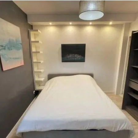 On Rue Morvan * Paris